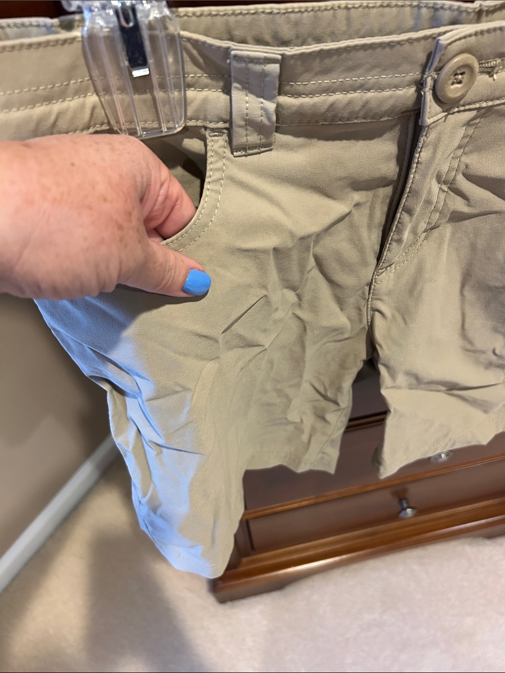 Eddie Bauer women’s Beige Utility Shorts, size 6, zippered pockets, hiking - Picture 3 of 11